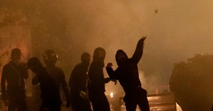 Francia, scontri e arresti a Marsiglia e Lione. Morto manifestante 20enne: caduto dal tetto. Onu: “Parigi affronti il razzismo nella polizia”