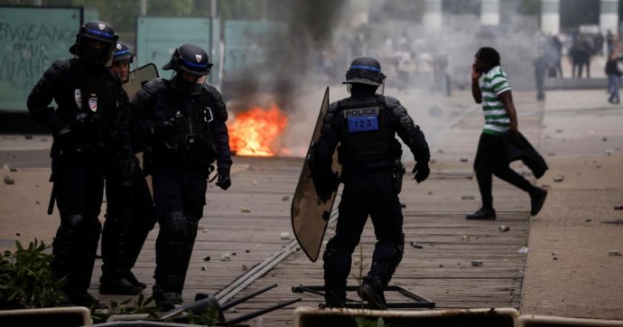 Francia sotto assedio: Macron isolato fa la guerra a Tik Tok