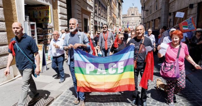 Copertina di “I governi Ue invertano la rotta bellicista”