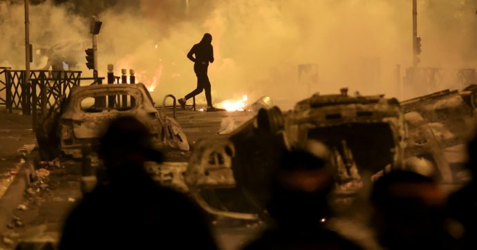 Quarta notte di scontri in Francia, oltre 1.300 gli arresti: 79 agenti feriti e 1.350 veicoli bruciati. Il ministro: “Vincerà la Repubblica”