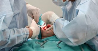 Copertina di 1.150 pazienti di un dentista a rischio epatite e Aids: “Attrezzatura sporca, non sterilizzava gli strumenti. Situazione preoccupante”