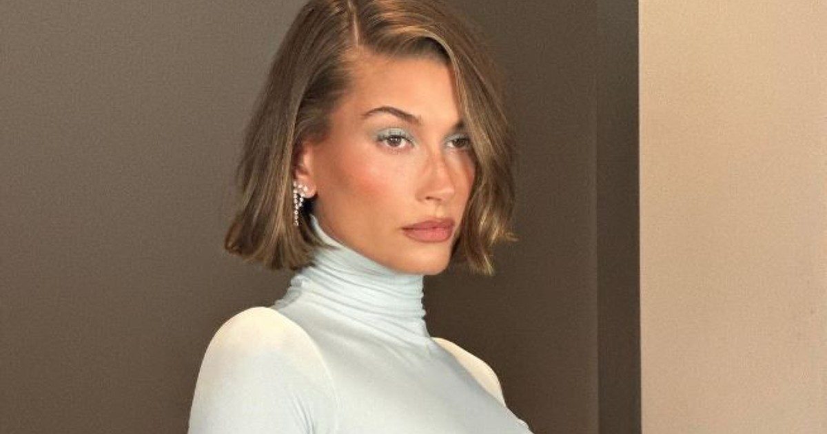 Hailey Bieber vestita di bianco a un matrimonio, i fan insorgono: “Sei senza classe”