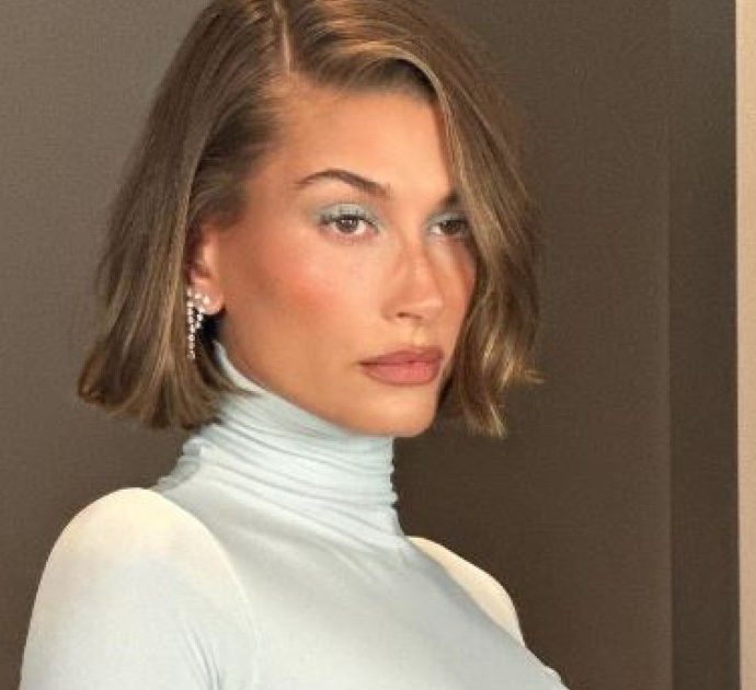 Hailey Bieber vestita di bianco a un matrimonio, i fan insorgono: “Sei senza classe”