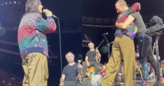 Copertina di Elisa sale sul palco di San Siro e duetta con i Coldplay sulle note di “Eppure sentire”: l’esibizione è da brividi – VIDEO