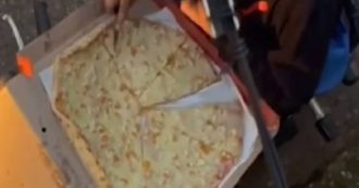 Copertina di Il trucco geniale del fattorino: così riesce a mangiarsi un’intera fetta di pizza senza lasciare tracce. Ma i vicini immortalano il “furto” – VIDEO