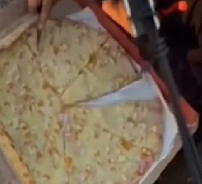 Il trucco geniale del fattorino: così riesce a mangiarsi un’intera fetta di pizza senza lasciare tracce. Ma i vicini immortalano il “furto” – VIDEO