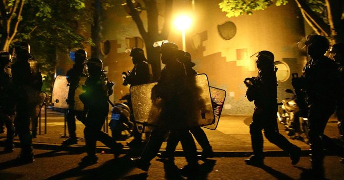 Proteste in Francia, i sindacati di polizia: “È l’ora della battaglia”. La sinistra insorge: “Un appello alla guerra civile”