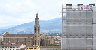 Copertina di Un gruppo di operai dell’ex Gkn in cima a una torre di Firenze per protesta: “Esasperati da questa situazione grottesca”