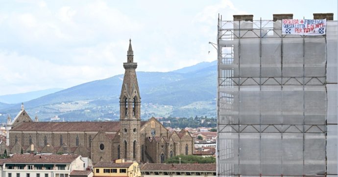 Un gruppo di operai dell’ex Gkn in cima a una torre di Firenze per protesta: “Esasperati da questa situazione grottesca”
