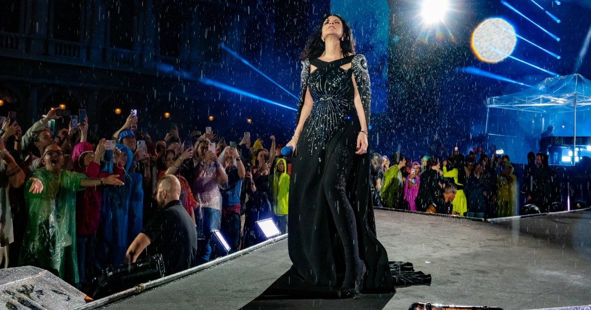 Laura Pausini travolge Piazza San Marco a Venezia e vince contro acqua alta, diluvio e microfoni in tilt: “Canto meglio da bagnata” – Il racconto