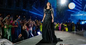 Copertina di Laura Pausini travolge Piazza San Marco a Venezia e vince contro acqua alta, diluvio e microfoni in tilt: “Canto meglio da bagnata” – Il racconto