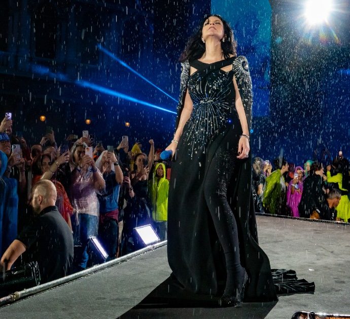 Laura Pausini travolge Piazza San Marco a Venezia e vince contro acqua alta, diluvio e microfoni in tilt: “Canto meglio da bagnata” – Il racconto