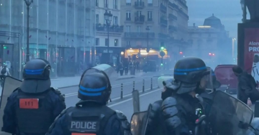 Francia in rivolta, vandalizzati e saccheggiati negozi a Lione. Disordini a Parigi dove è stato assaltato un McDonald’s (video)