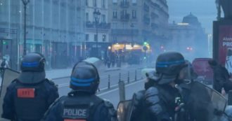 Copertina di Francia in rivolta, vandalizzati e saccheggiati negozi a Lione. Disordini a Parigi dove è stato assaltato un McDonald’s (video)
