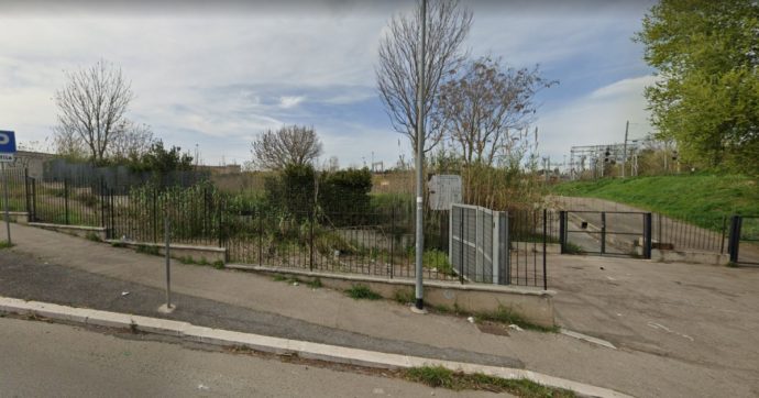 Trovato scheletro di donna in un parco a Roma: potrebbe avere 30 anni e portava una catenina al collo