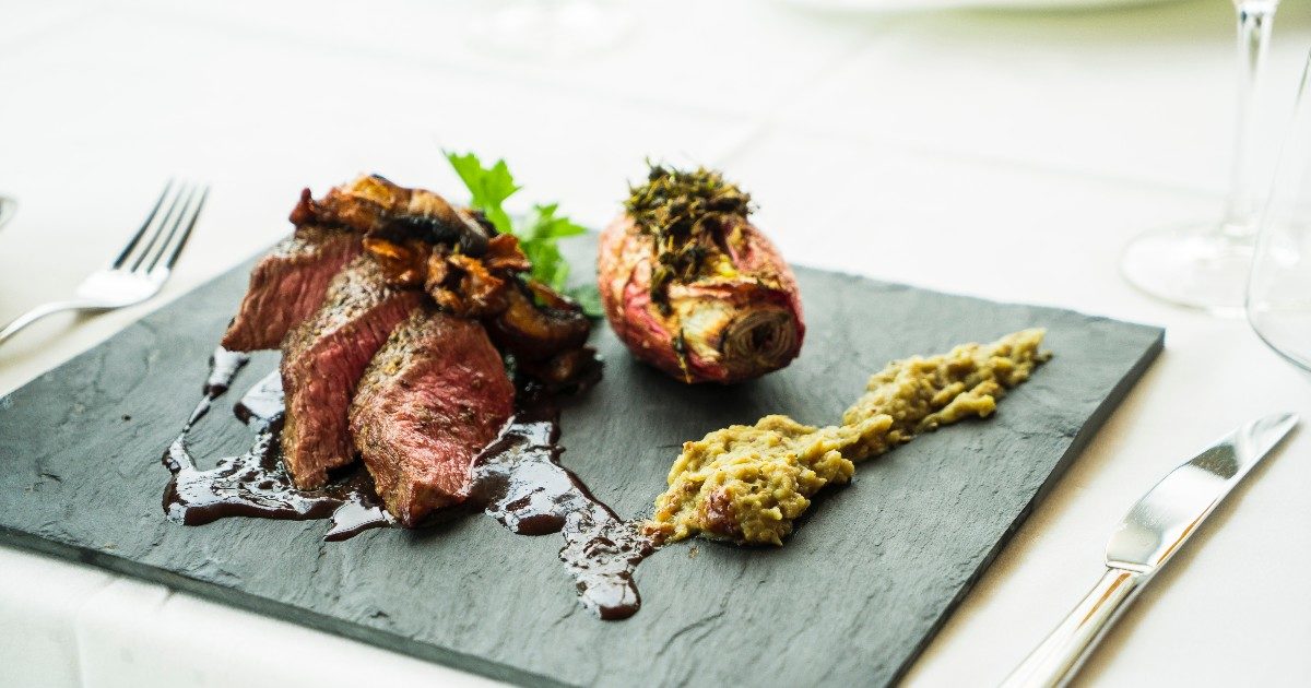 “Invitati a cena a casa di amici, ci siamo visti presentare il conto: 23 euro a testa per le bistecche. È una follia”