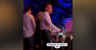Copertina di “Macron balla mentre Parigi brucia”, le immagini del presidente francese al concerto di Elton John fanno il giro del mondo