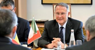 Copertina di Cirielli e il mercato dei visti. “Troppi appalti ad esterni”