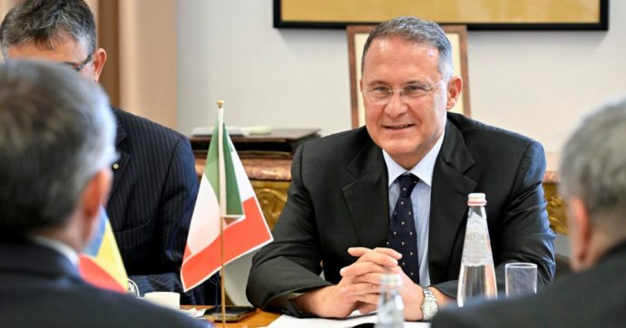 Cirielli e il mercato dei visti. “Troppi appalti ad esterni”