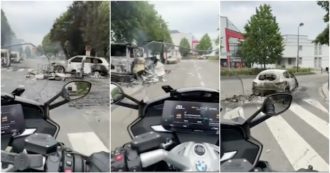 Copertina di In moto tra le carcasse di auto bruciate: cosa rimane dopo le notti di proteste. Le immagini dalla Francia sono impressionanti (video)