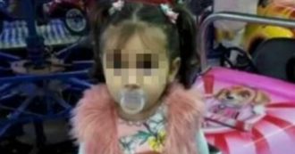 Copertina di Si arrampica per prendere un giocattolo appoggiato su un vecchio televisore: bimba di 3 anni muore schiacciata