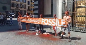Copertina di Attivisti di Ultima Generazione si imbrattano con salsa di pomodoro di fronte al Battistero di Firenze: “Non paghiamo il fossile”