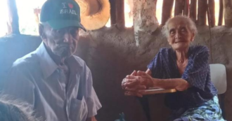 Copertina di 105 anni lui e 100 lei, muoiono a 4 ore di distanza dopo 80 anni di matrimonio: “Erano una cosa sola”