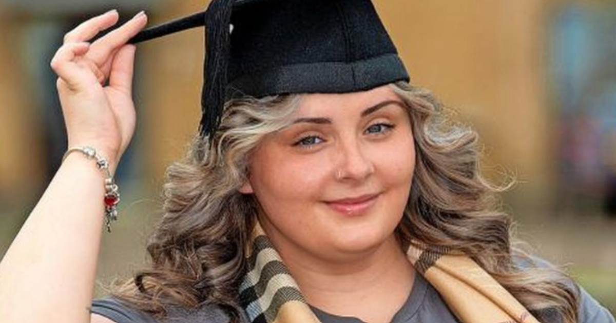 Analfabeta fino all’età di 16 anni, a 26 anni si laurea a pieni voti: la storia del riscatto di Chloe