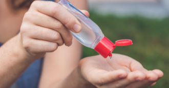 Copertina di “Attenzione a questi disinfettanti usati per le pulizie, possono causare infertilità, asma e dermatiti”: ecco i prodotti nel mirino