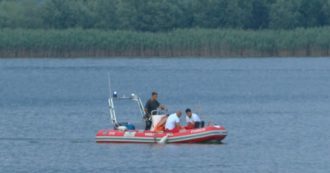 Copertina di Si tuffa nel lago di Endine per aiutare la figlia della compagna ma non riemerge: scomparso 32 enne, ricerche in corso (video)