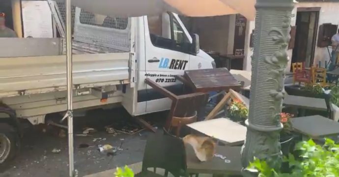 Cagliari, furgone senza guidatore e senza freno a mano sui tavolini di un bar: 15 feriti