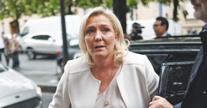 Finti assistenti al Parlamento Ue, lunedì inizia il processo a Marine Le Pen: in gioco c’è la candidatura all’Eliseo