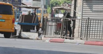 Copertina di A Jenin militanti palestinesi armati sparano contro l’esercito israeliano. Scontri per le strade della città in Cisgiordania