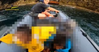 Copertina di Migranti, salvato barchino in ferro incagliato a Lampedusa: così vengono soccorsi due bambini – Video