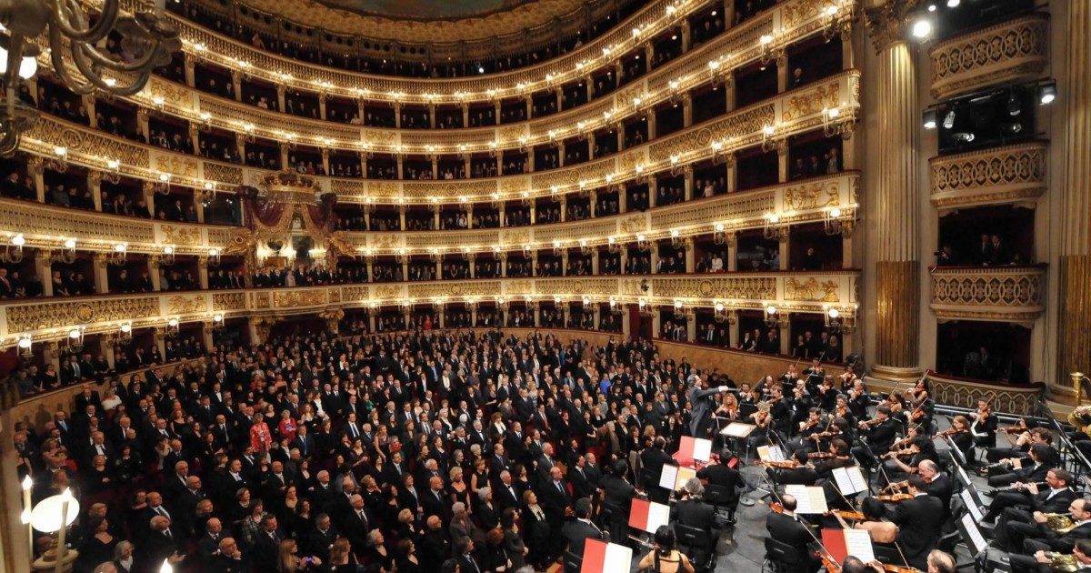 Le pedate di Pippo Baudo, le furiose battaglie tra spettatori, l’antica usanza di sputare giù in platea: l’incredibile viaggio nella storia dei teatri d’opera