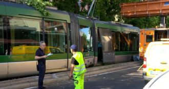 Copertina di Tram deraglia a Milano e sbatte contro un albero: quattro persone in ospedale – Video