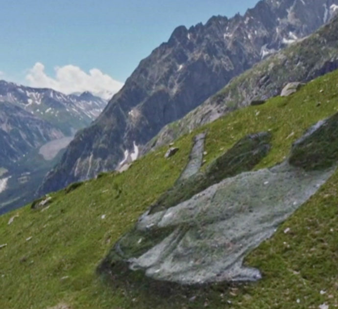 Un’anziana e una bambina ai piedi del Monte Bianco: è l’ultima opera d’arte monumentale di Saype