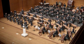 Copertina di Tempi bui (anche) per i direttori d’orchestra? A guidare i musicisti c’è un robot: l’esibizione a Seoul