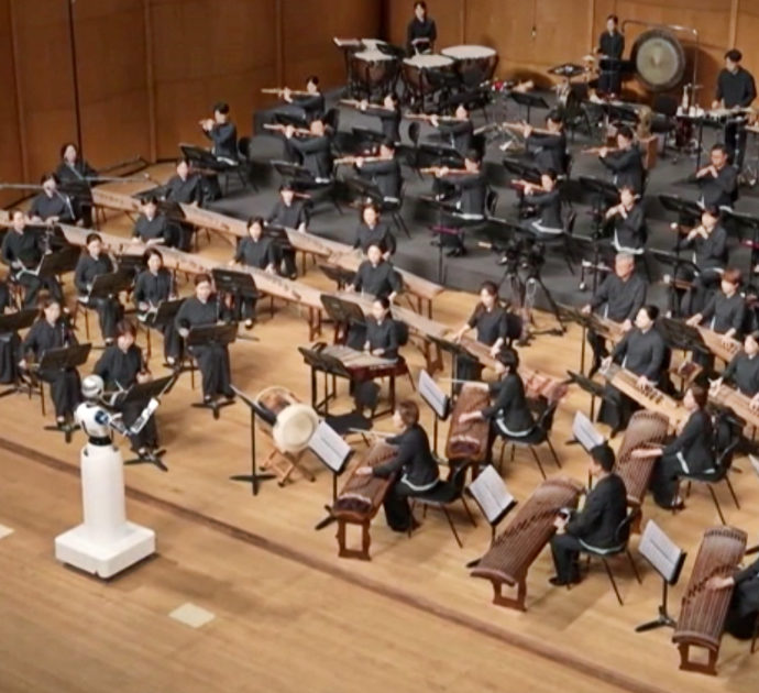 Tempi bui (anche) per i direttori d’orchestra? A guidare i musicisti c’è un robot: l’esibizione a Seoul
