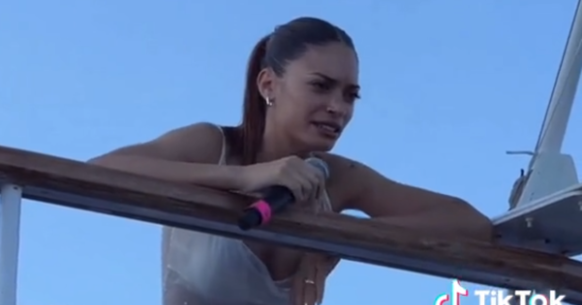 Elodie canta al boat party di Capri ma ha la nausea: “È difficile cantare con le onde”. Il video è virale