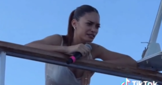Copertina di Elodie canta al boat party di Capri ma ha la nausea: “È difficile cantare con le onde”. Il video è virale