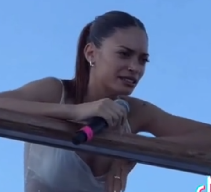 Elodie canta al boat party di Capri ma ha la nausea: “È difficile cantare con le onde”. Il video è virale