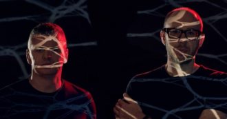Copertina di The Chemical Brothers, in nove punti l’alchimia musicale di Tom Rowlands e Ed Simons