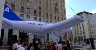 Copertina di Tutto pronto per l’inaugurazione della M4 a Milano: in piazza San Babila arriva un maxi-aereo – Video