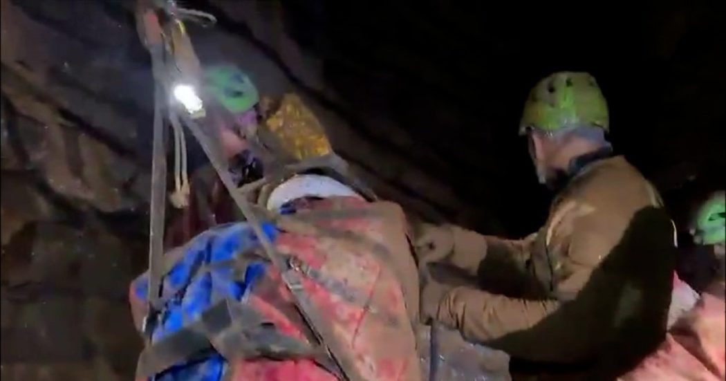 Dentro la grotta del “Bueno Fonteno”: così i soccorritori trasportano in barella la speleologa bloccata – Video