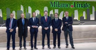 Copertina di Milano inaugura la M4 ed è gara di selfie tra gli eletti: la conferma di una clamorosa distanza