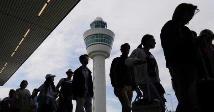 L’aeroporto Schiphol di Amsterdam cancella circa 300 voli a causa di una tempesta