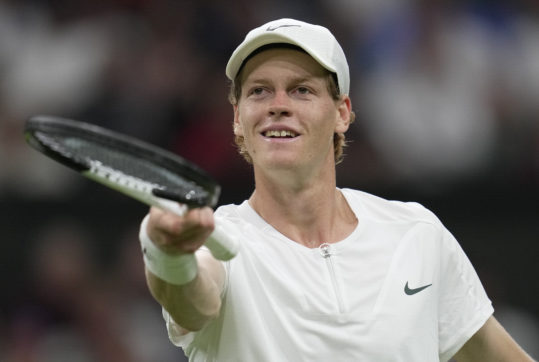 Sinner rompe la storica tradizione di Wimbledon: nemmeno a Federer era stato concesso – Foto