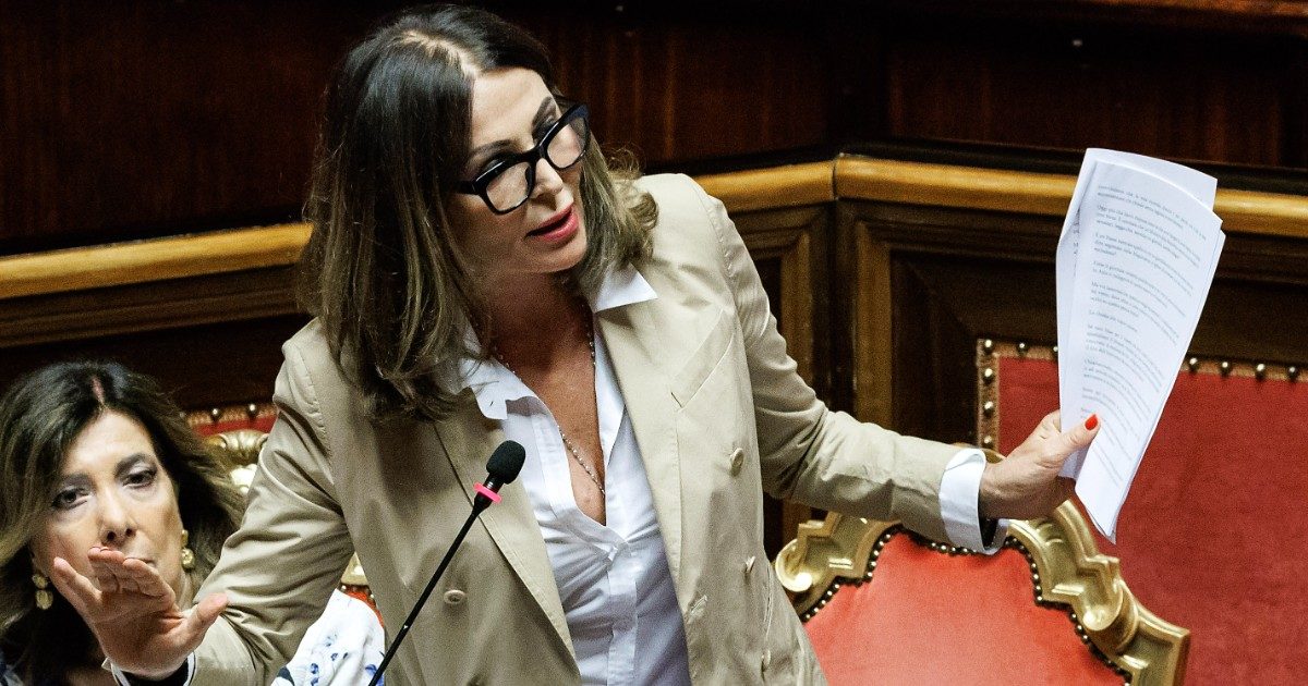 Santanchè al Senato sorvola sui bilanci irregolari di Visibilia, minimizza l’abuso di cassa Covid e mente sul suo ruolo in Ki Group