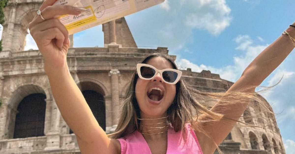 “Roma è nel futuro”, l’influencer spagnola si esalta per una ‘incredibile scoperta’ davanti al Colosseo ma i commentatori la ‘freddano’